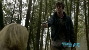 Bates-Motel-The-Immutable-Truth---Norman-points-gun-at-Norma-(Freddie-Highmore-and-Vera-Farmiga)
